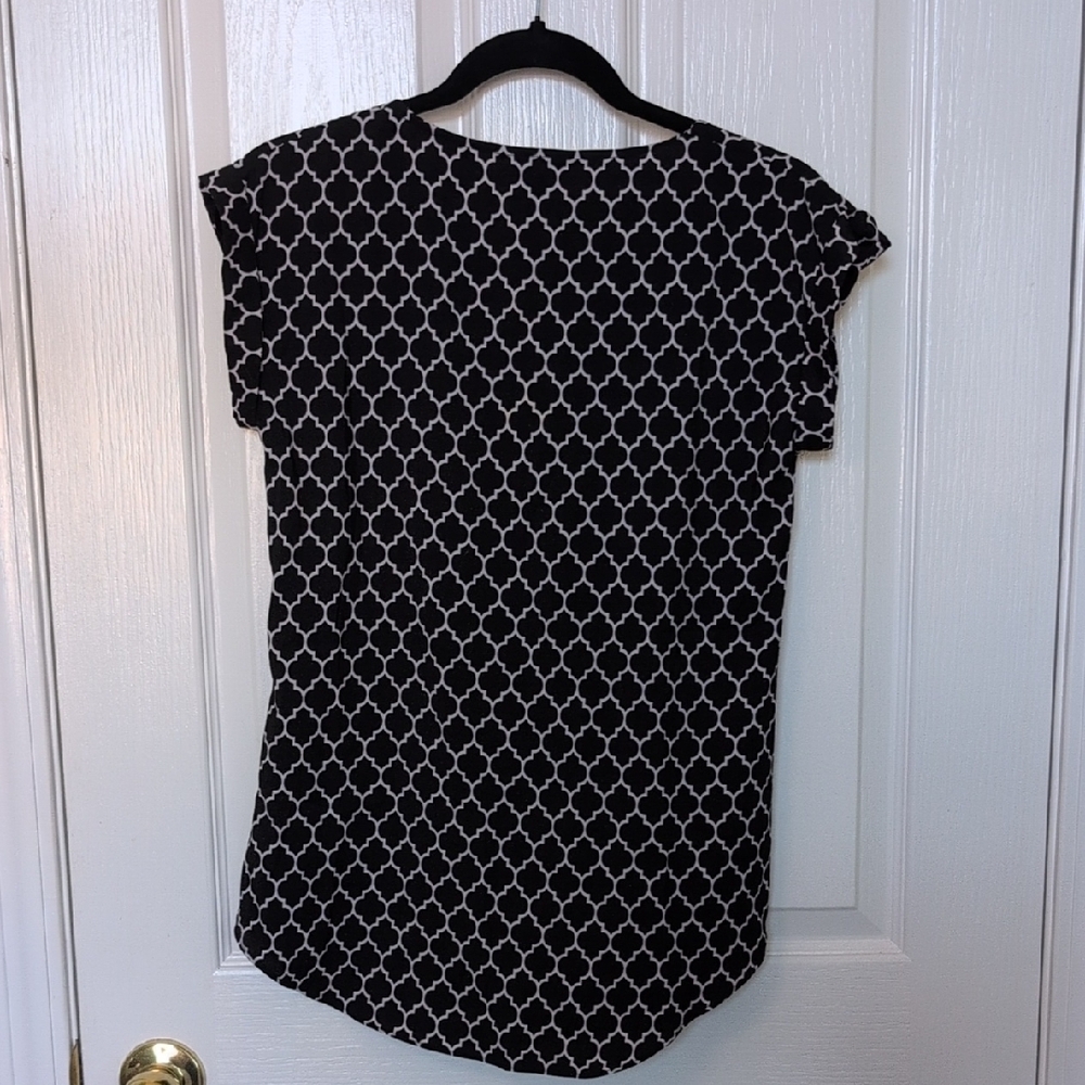 Express Black and White Geometric Blouse - Picture 2 of 3
